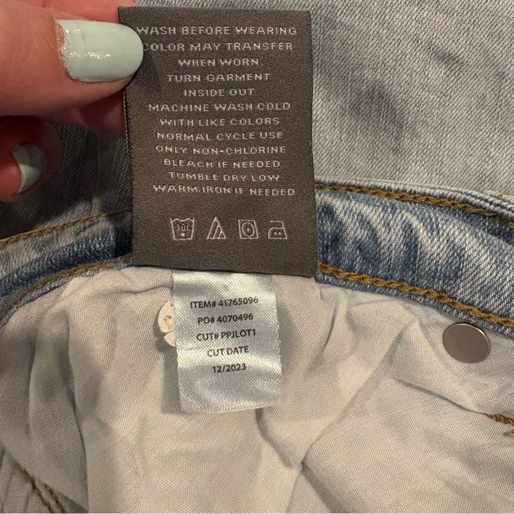 Women's Size 18 TORRID Perfect 10" Bermuda Jean Shorts Vintage Stretch Ripped - Picture 12 of 12